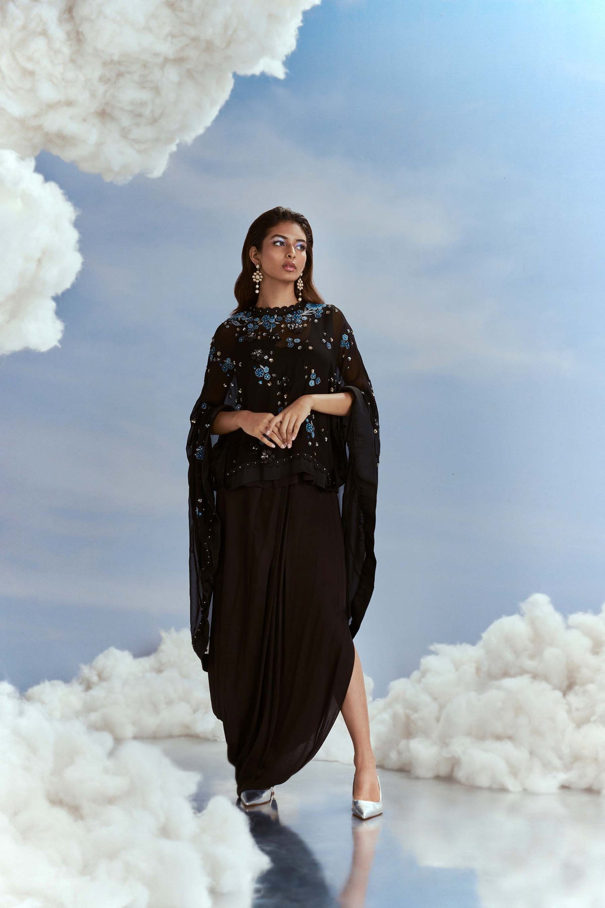 Izmir Carnations Cape Set in Black