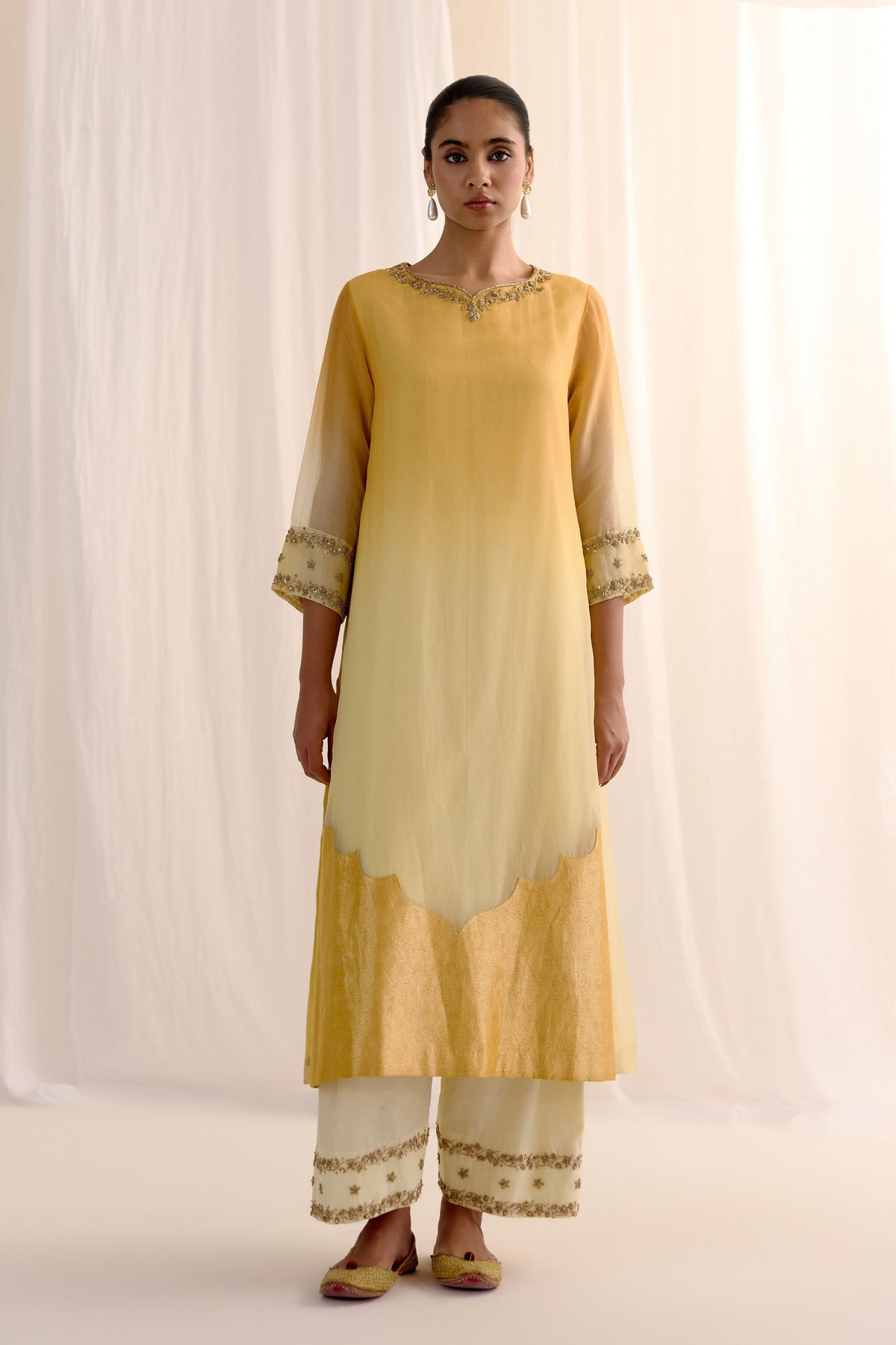 Noor-e-sunehra Kurta Set