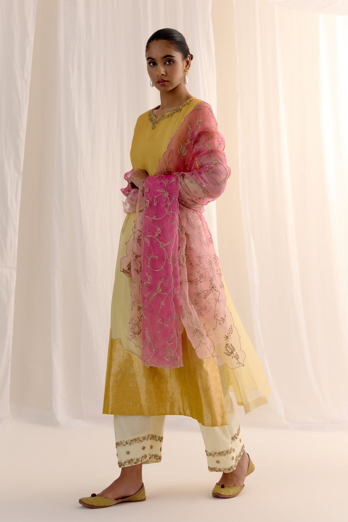 Noor-e-sunehra Kurta Set