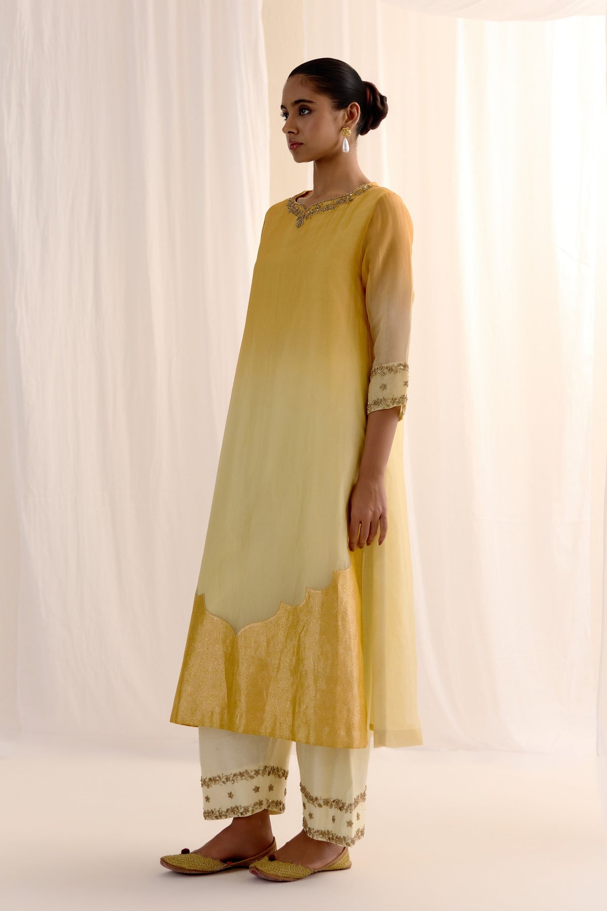 Noor-e-sunehra Kurta Set