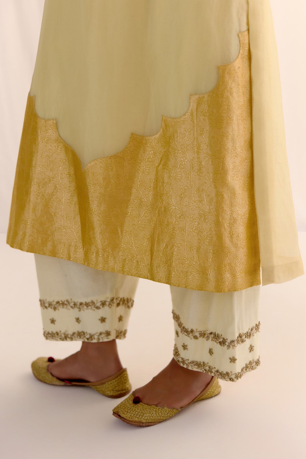 Noor-e-sunehra Kurta Set