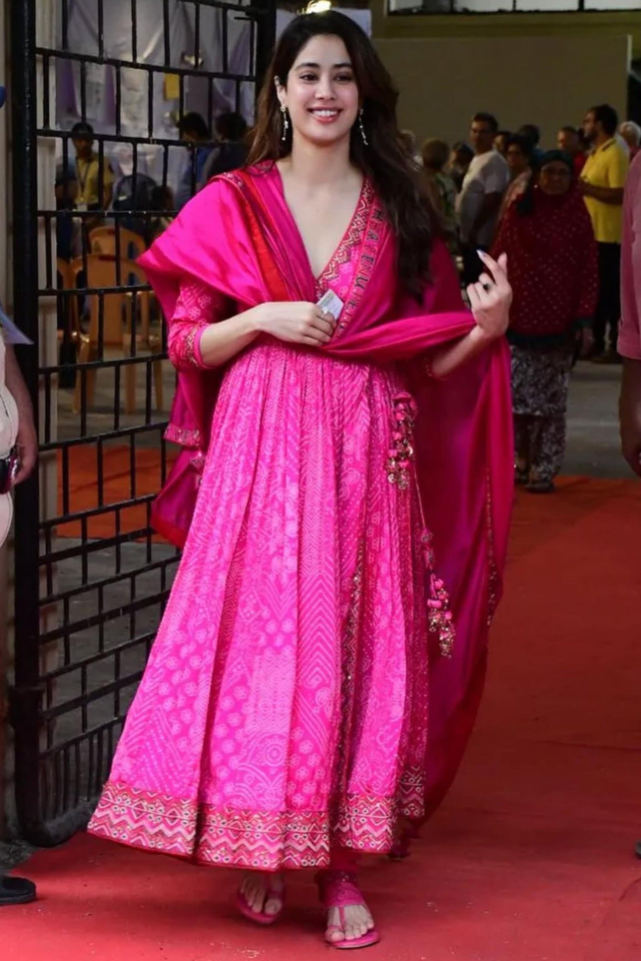 janhvi kapoor pink dress Janhvi Kapoor turned heads in a breathtaking pink dress from Oscar de la Rentas Pre-Spring 2025 collection. The elegant ensemble perfectly complemented her radiant style, making her a vision of grace