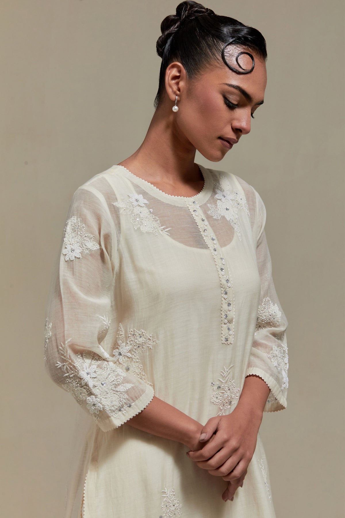 Off White Round Neck Kurta And Pants