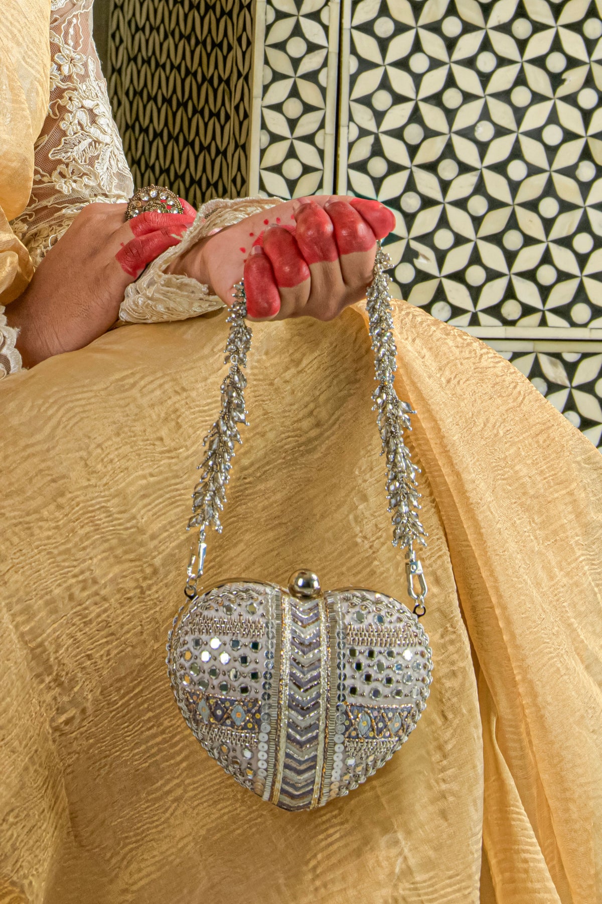 Manzar Heart Clutch