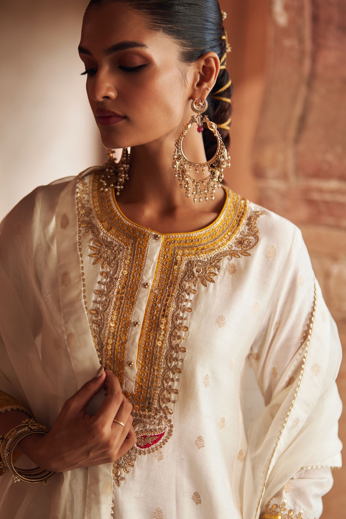 Inaayat Ivory Chauga Set