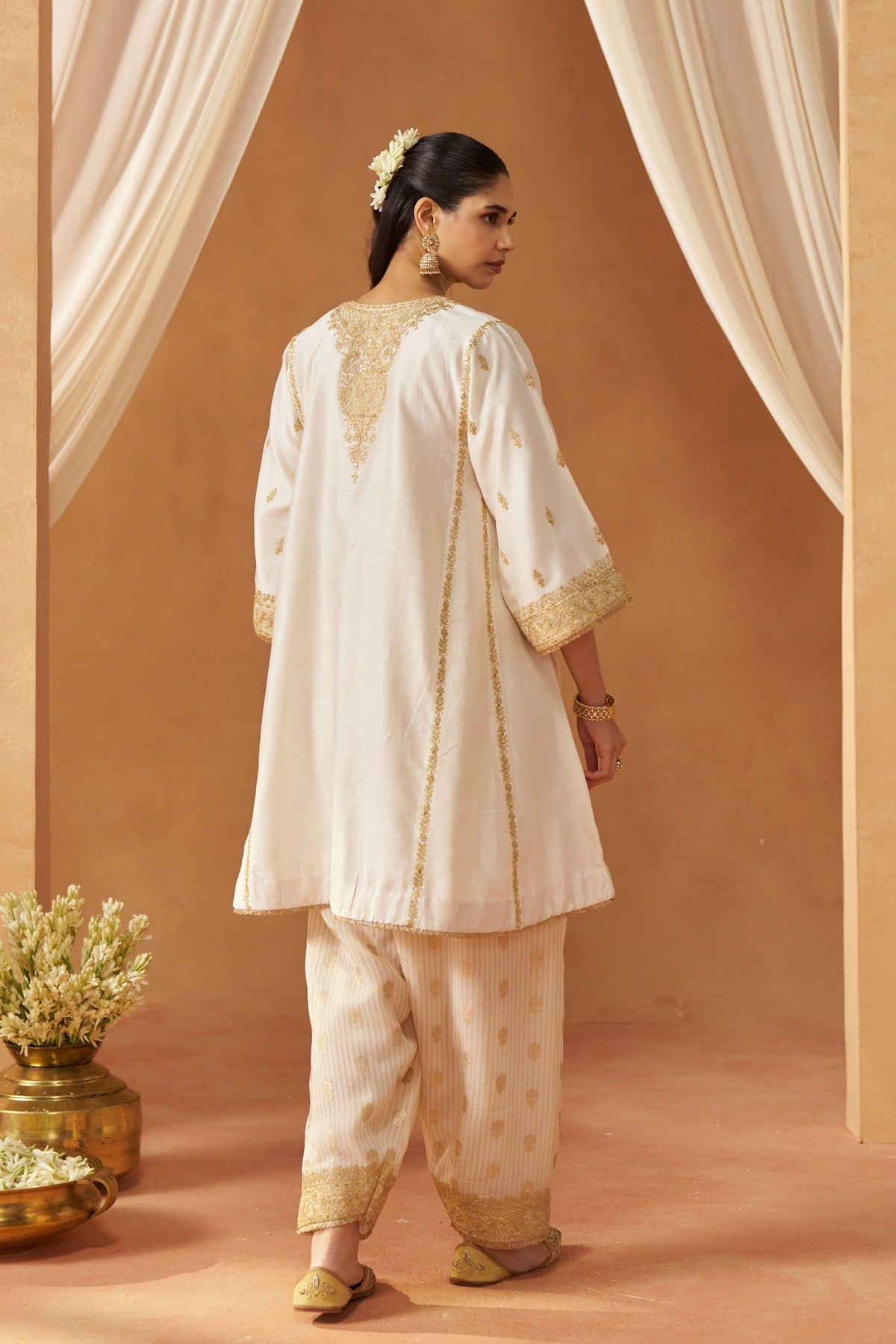 Mahgul Daisy Ivory Kalidaar Chauga Set
