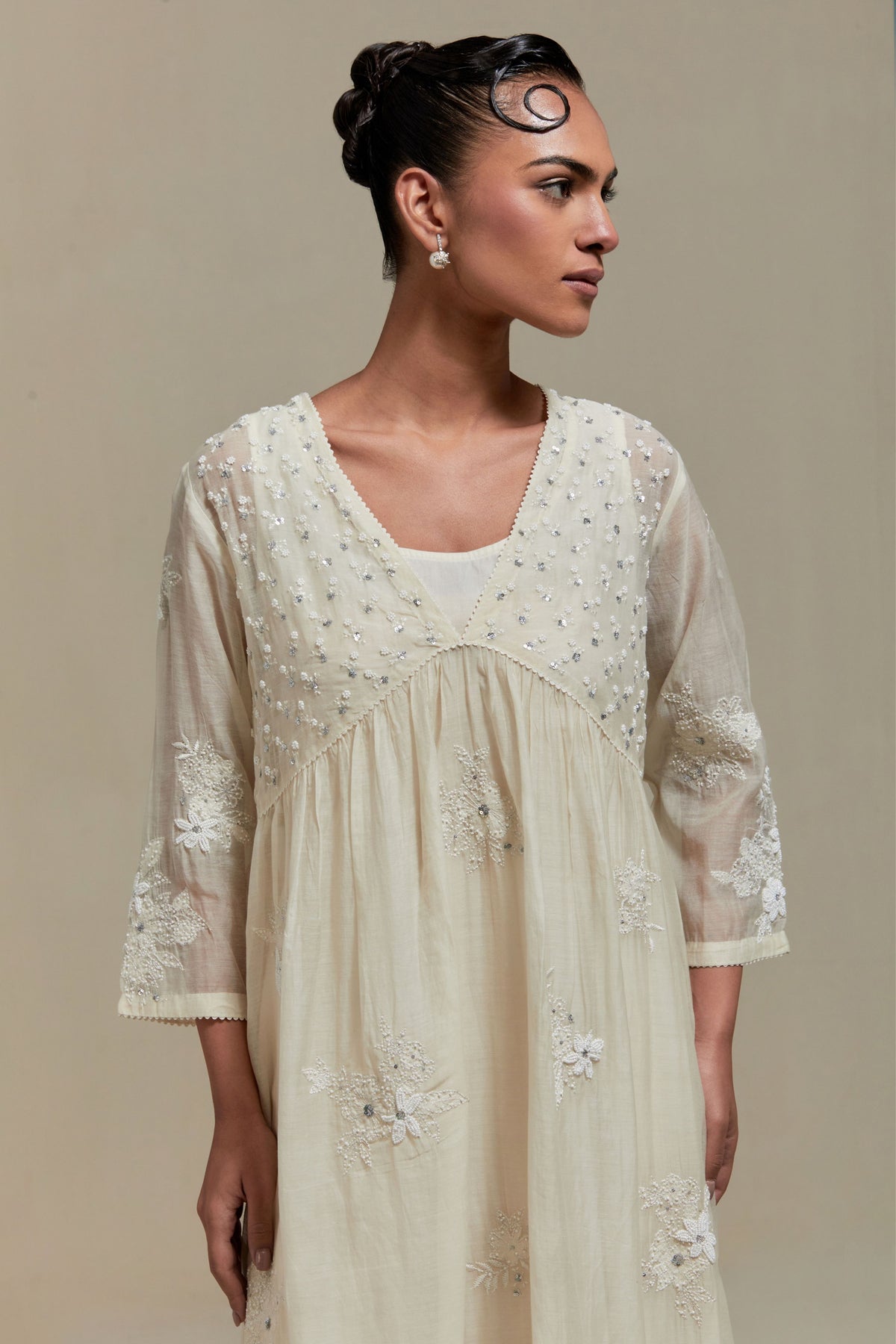 Off White V-Neck Kurta And Pants