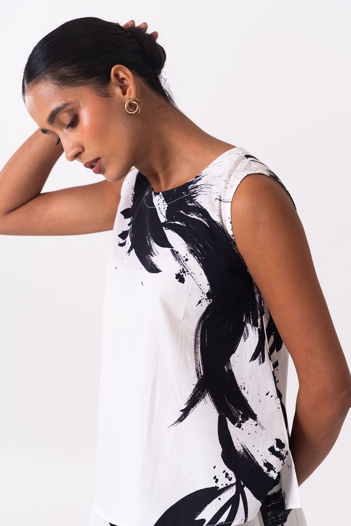 Fluid White Black Top