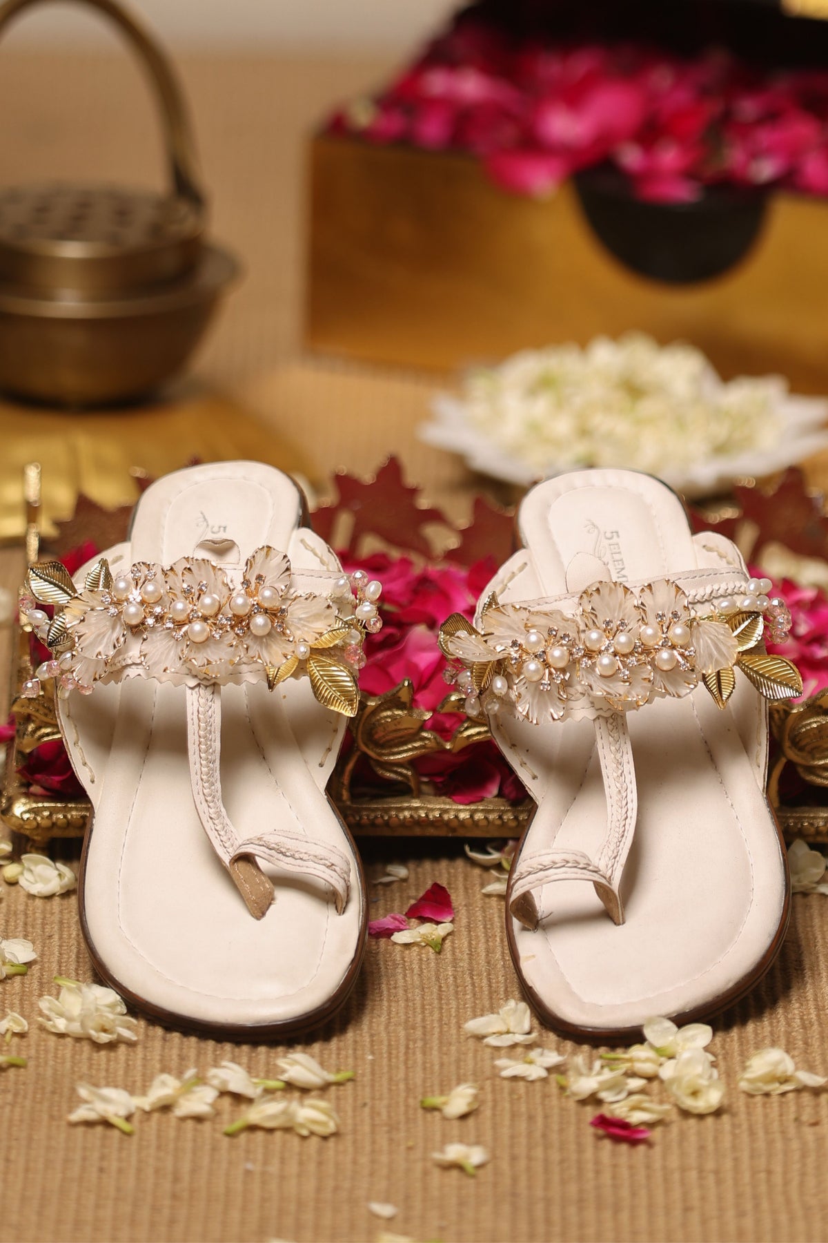 Noorza White Kolhapuri