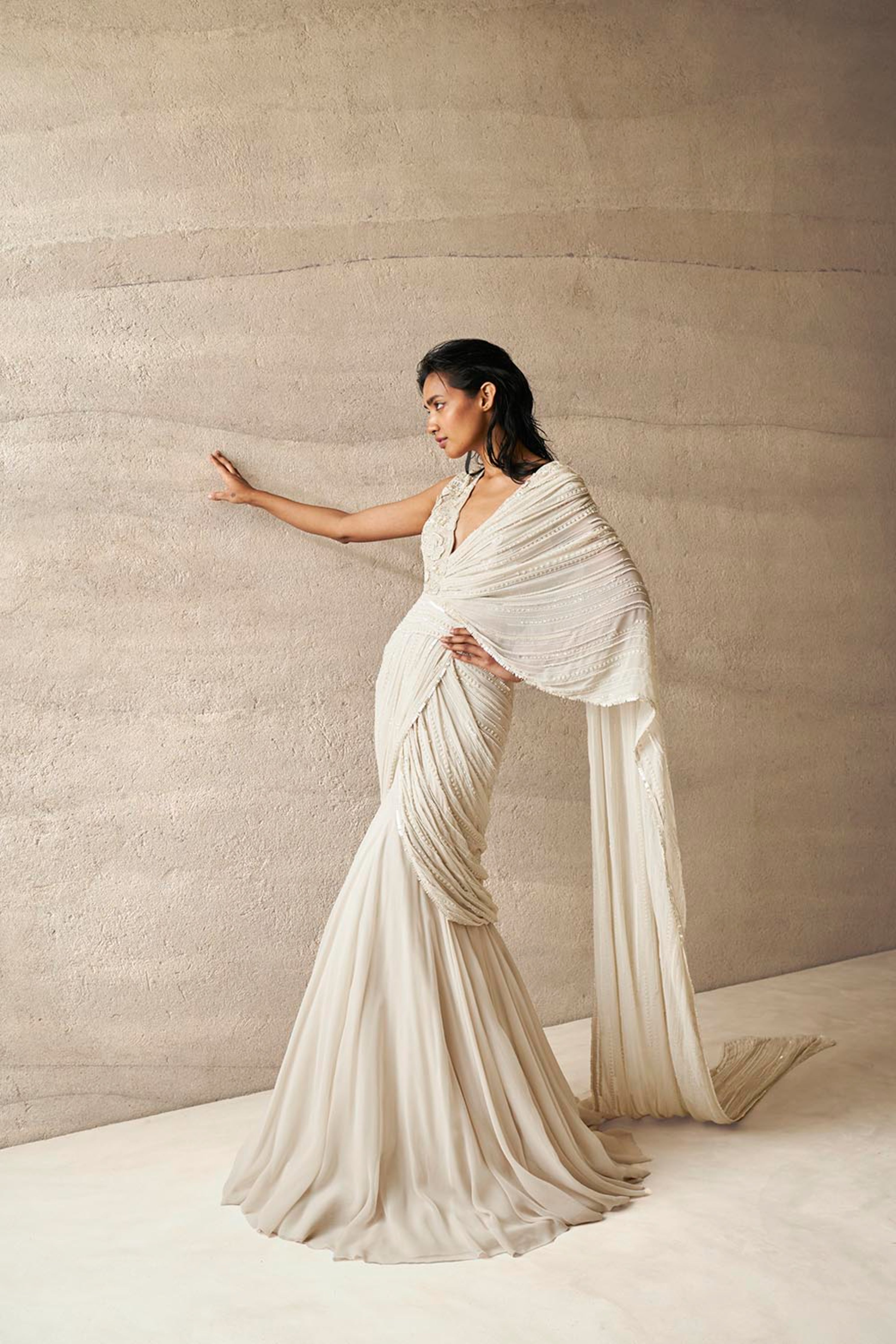Cannes 2023: Sara Ali Khan's Retro White Saree With A Modern Touch Comes  With A Side Of Dreamy