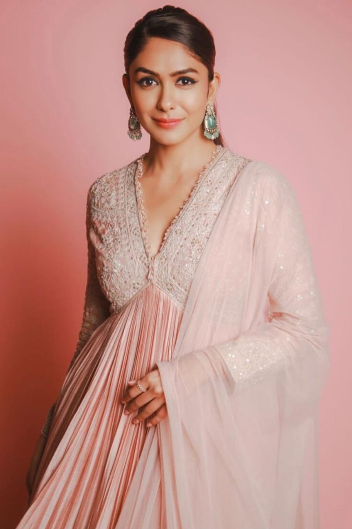 Mrunal Thakur in Ridhi Mehra