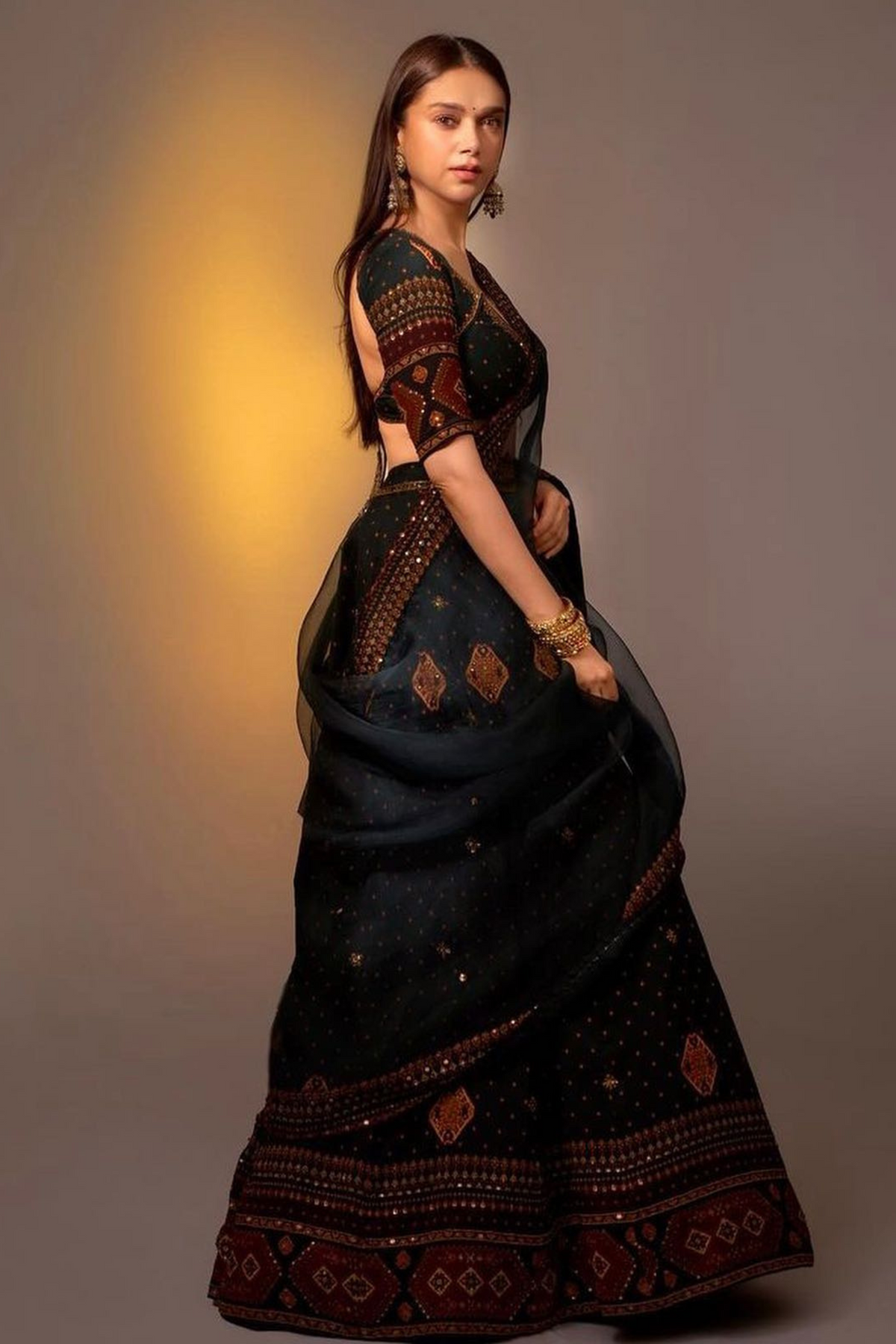 Aditi Rao Hydari in Jigar Mali