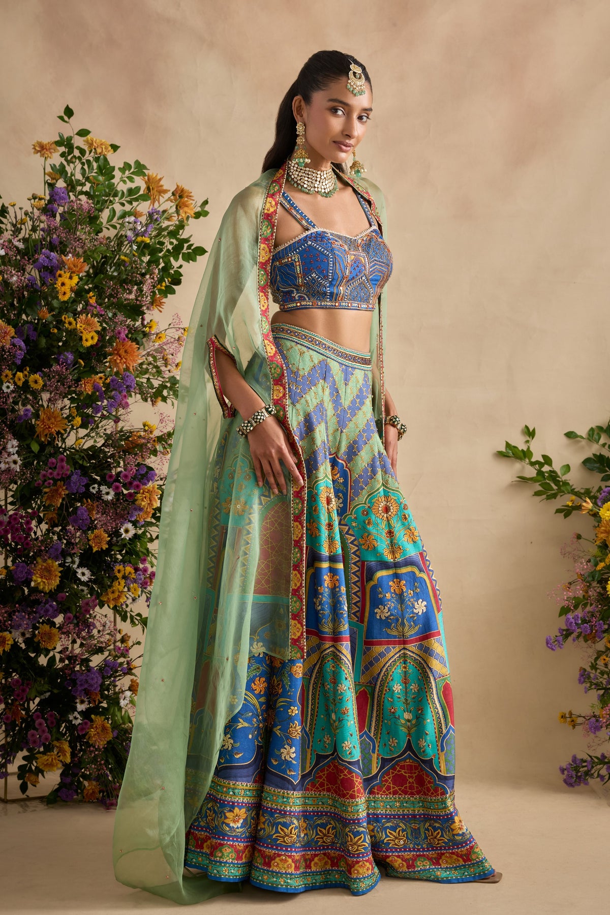 Urvi Cape Set