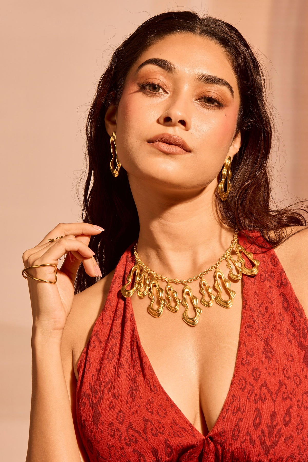 Fluid Curve Necklace.