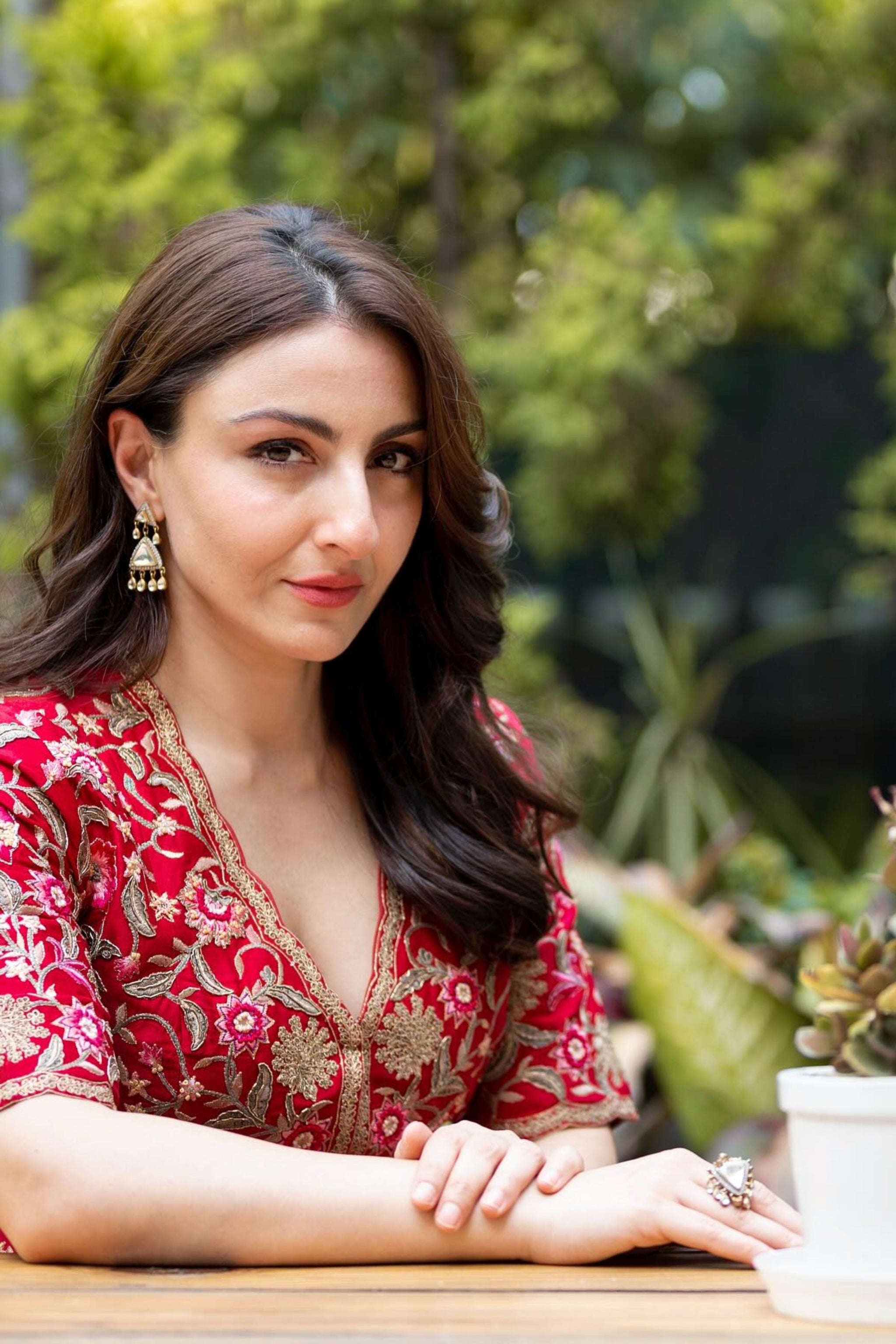 Saba Api B Saba Ali Khan in Simar Dugal - Elahe