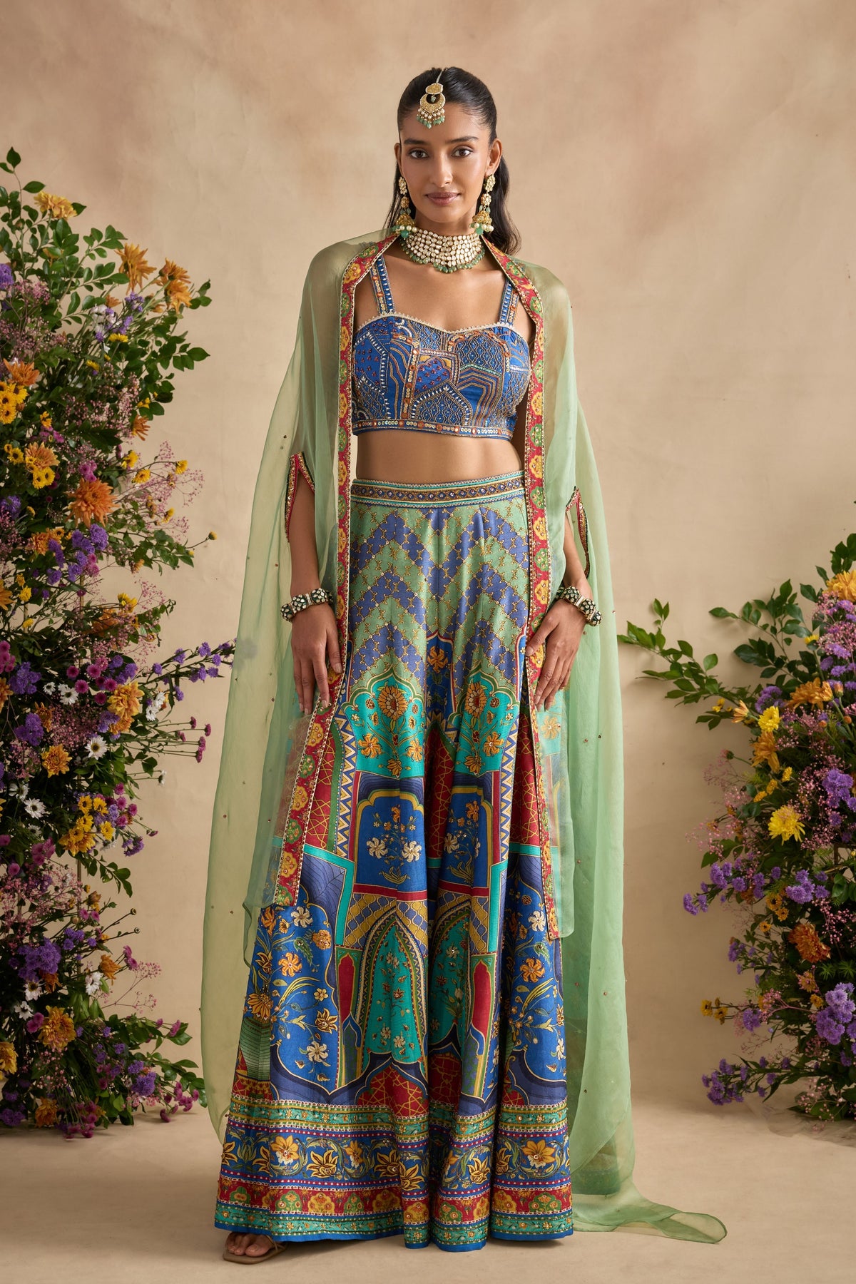 Urvi Cape Set