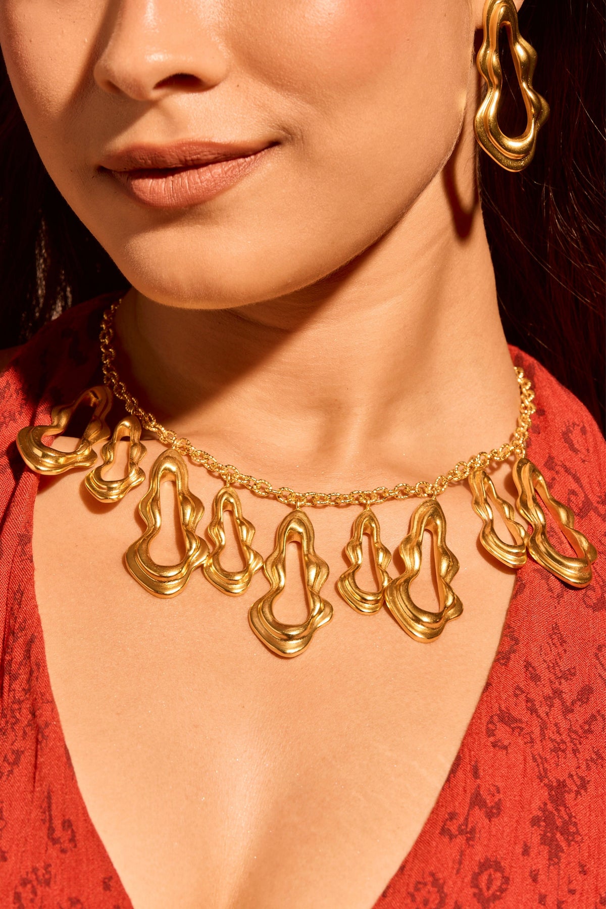 Fluid Curve Necklace.