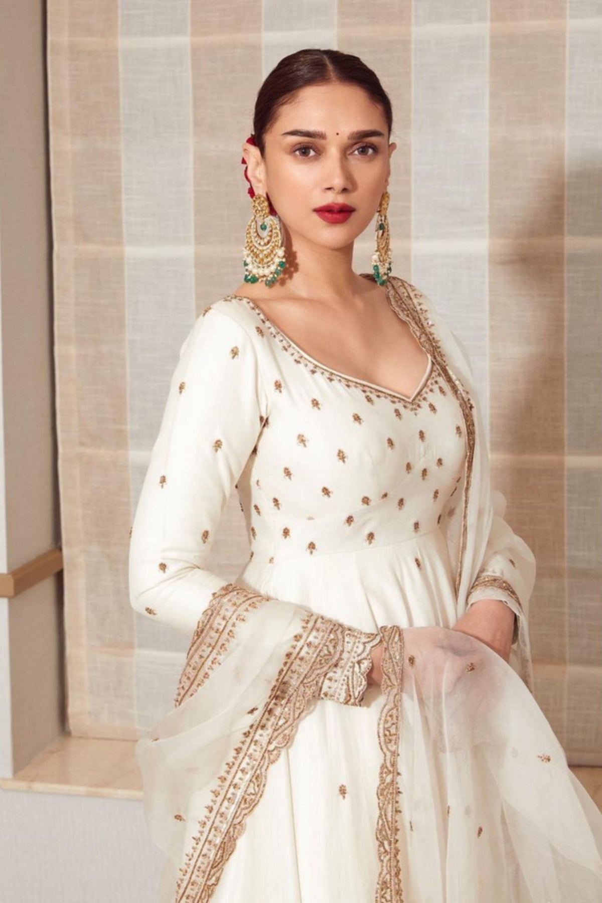Aditi Rao Hydari in Jigar Mali