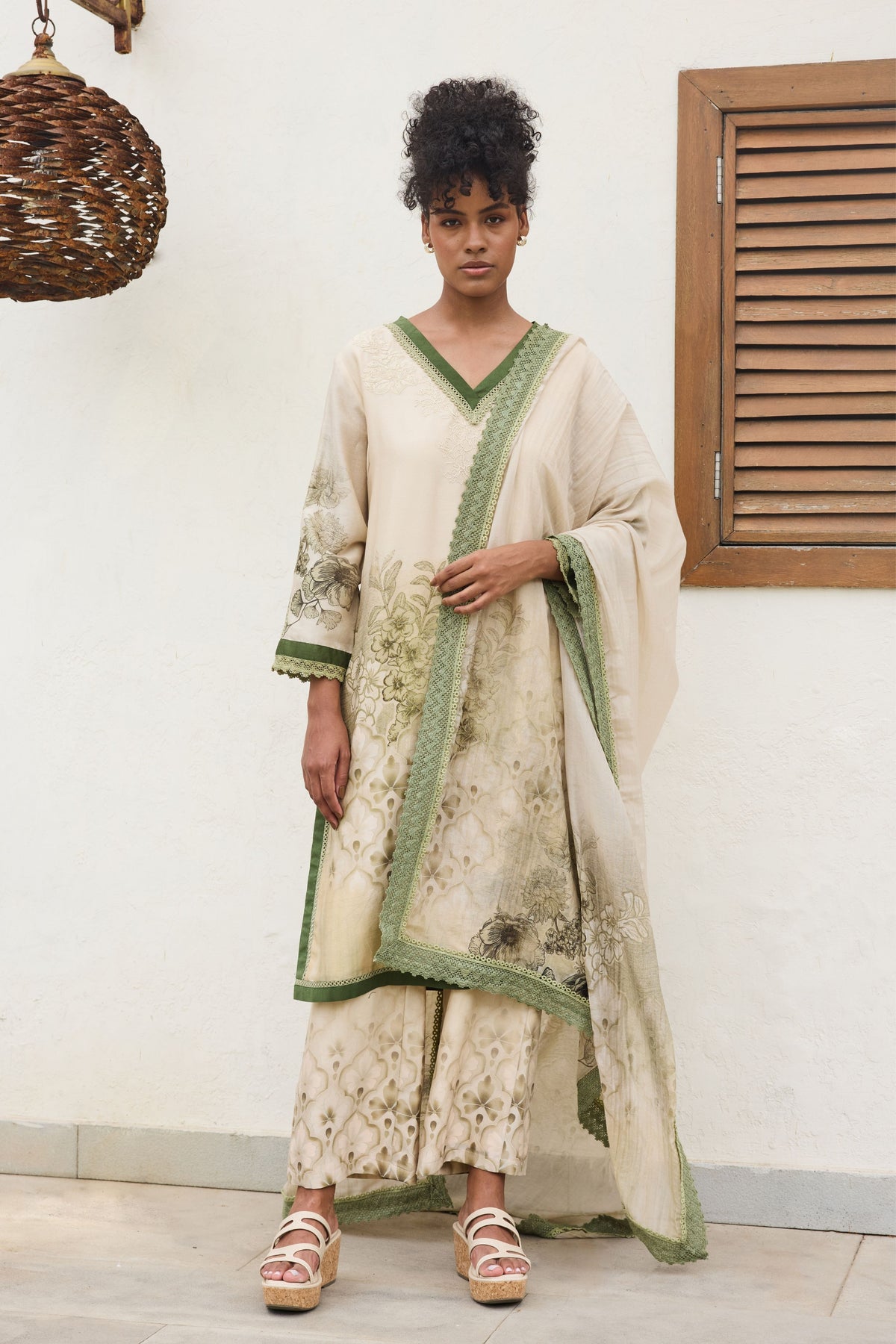Ira V-neck Kurta Set