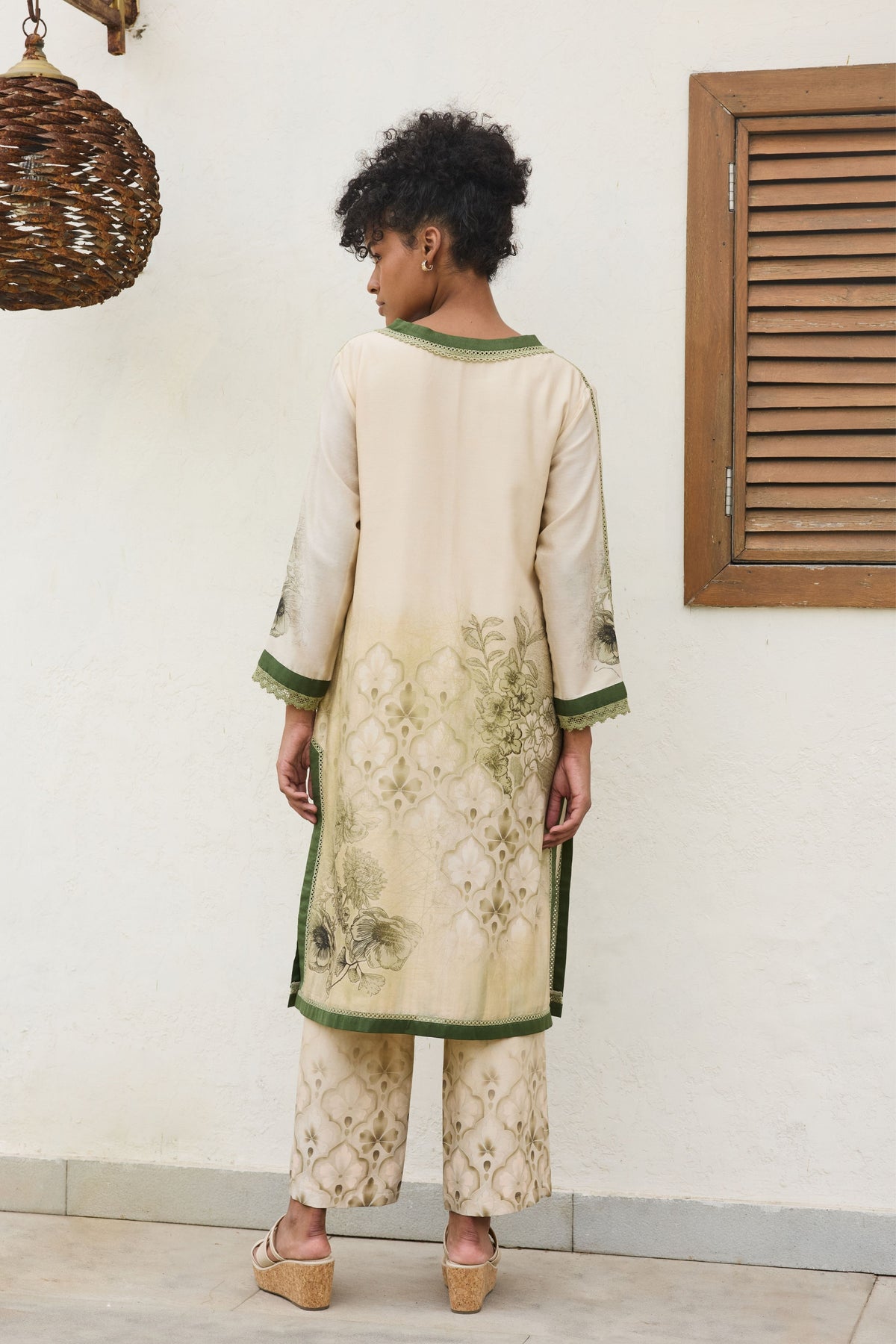 Ira V-neck Kurta Set