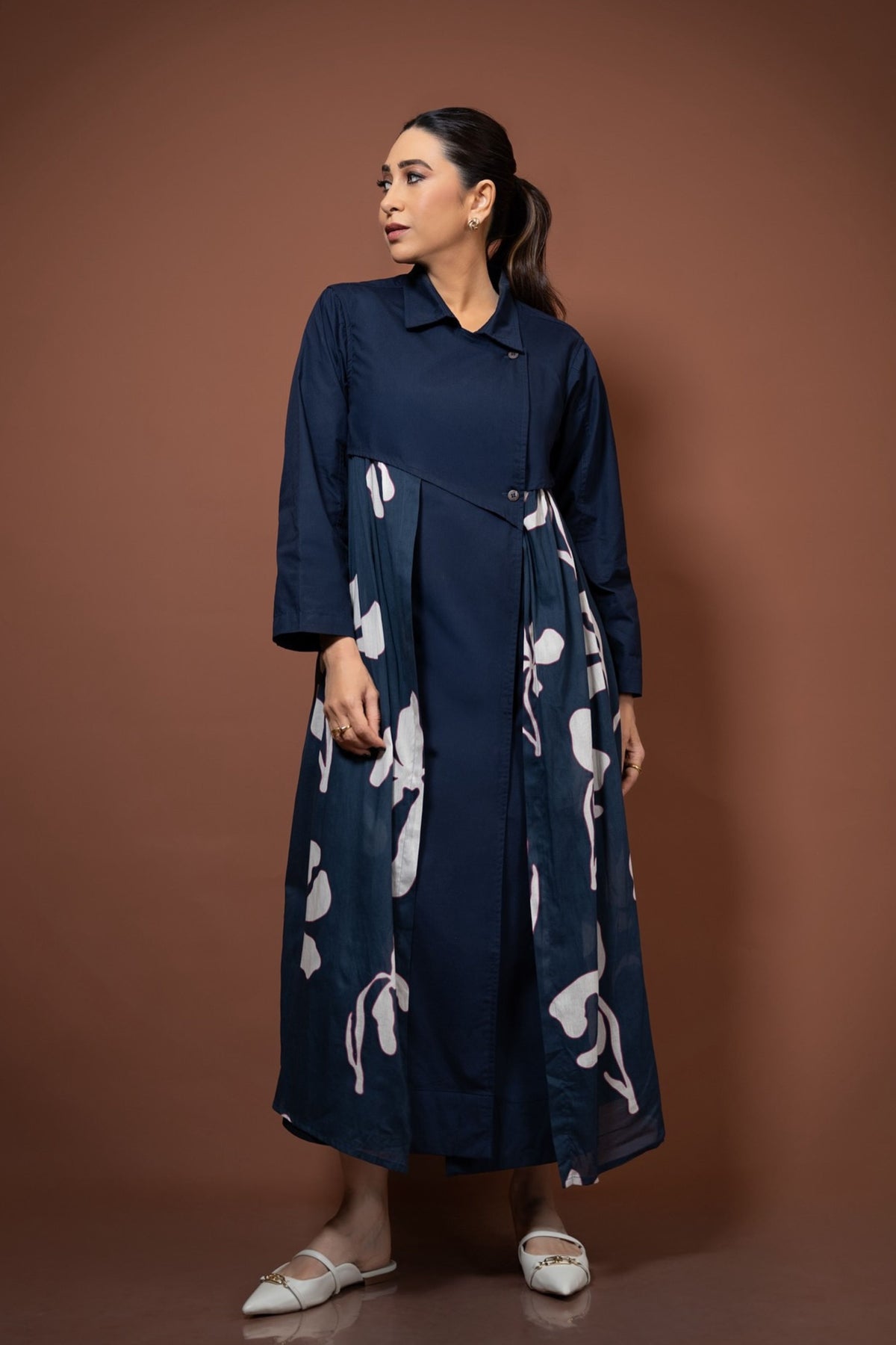 Karishma Kapoor in Khara Kapas