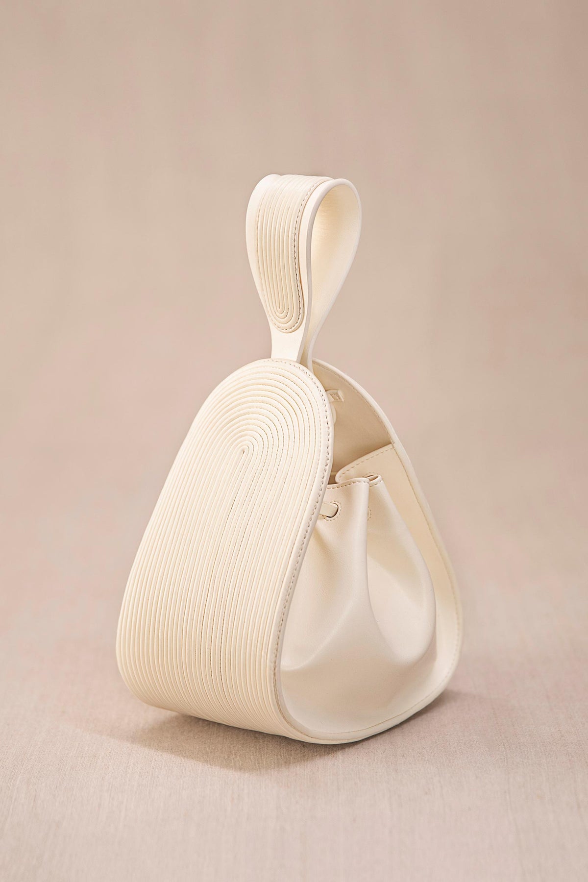 Ivory n??sara bucket bag