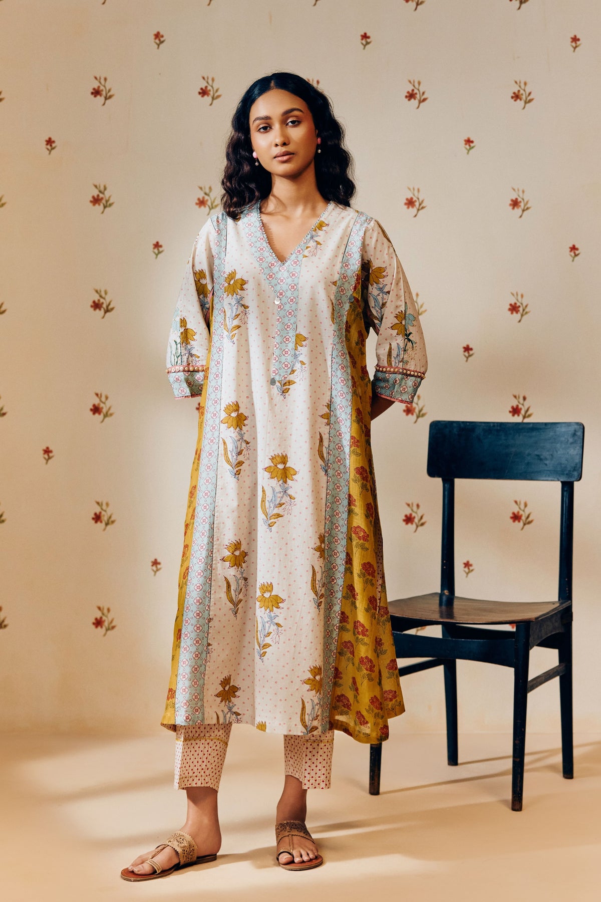 Off-white V-neck Kurta Set