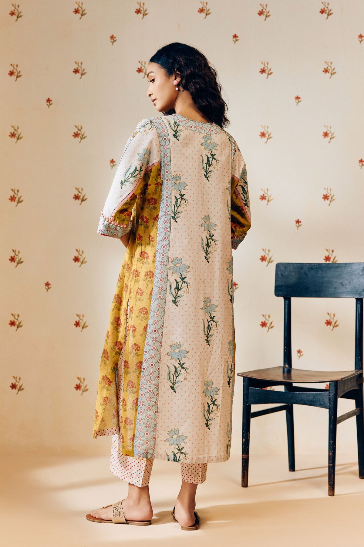 Off-white V-neck Kurta Set