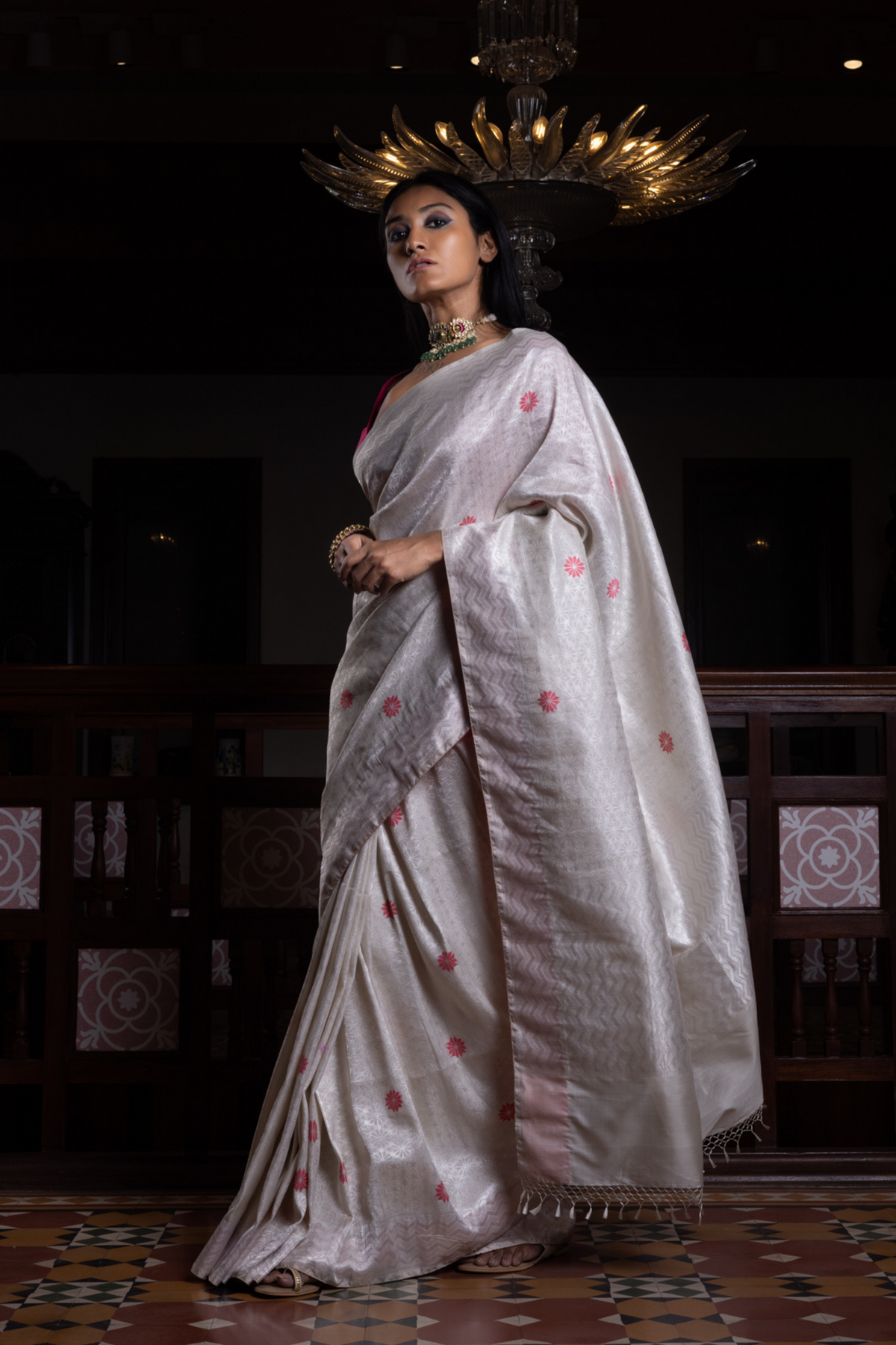 Jhilmil Sitara Shwet Geometrical Benarasi Handloom Sari