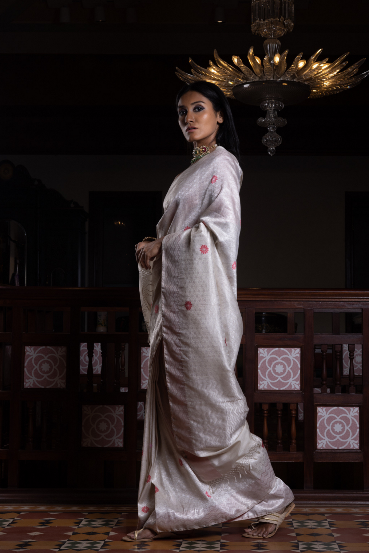 Jhilmil Sitara Shwet Geometrical Benarasi Handloom Sari