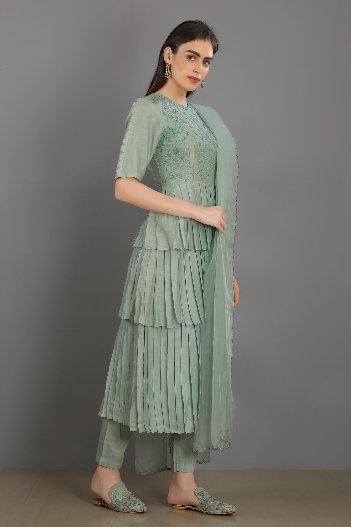 Kiran a round neck kurta set