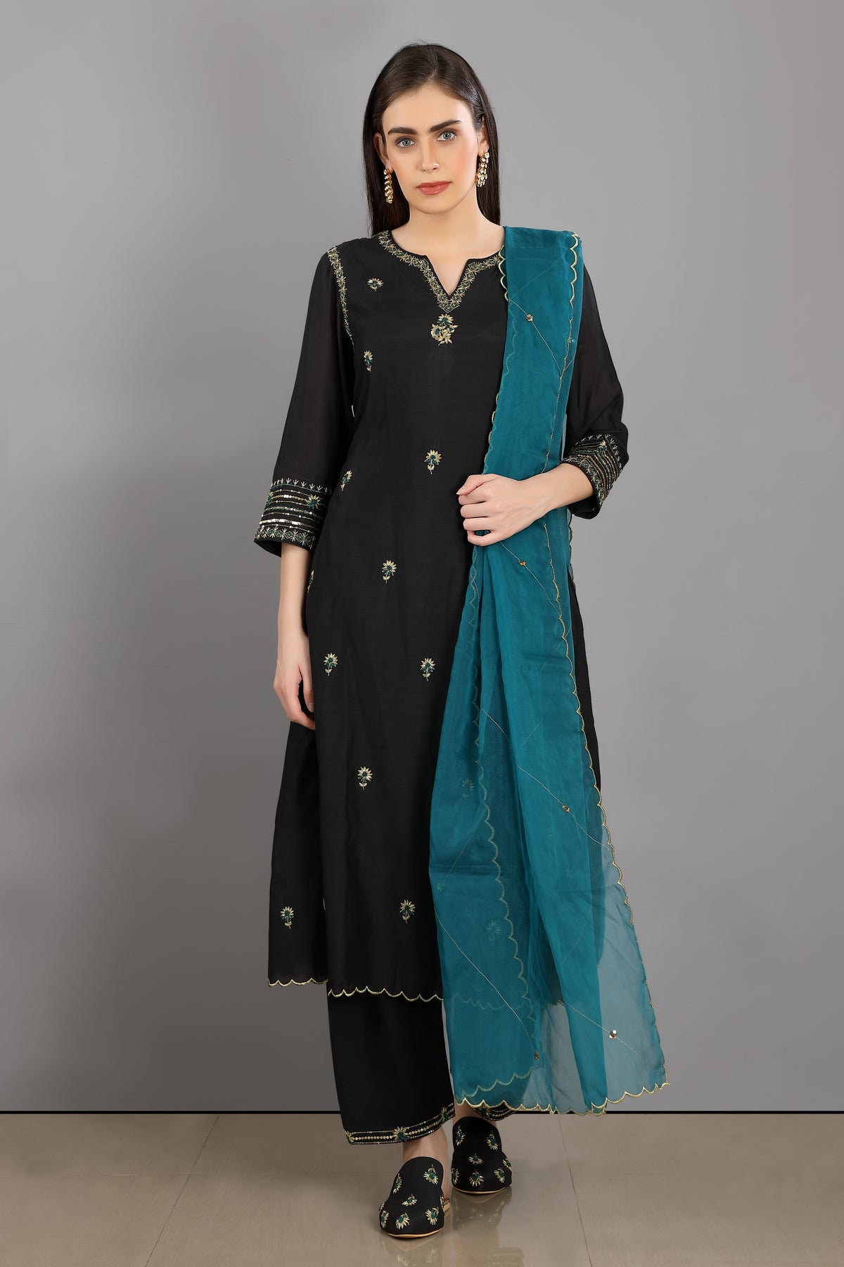 Nayan a v-neck kurta set