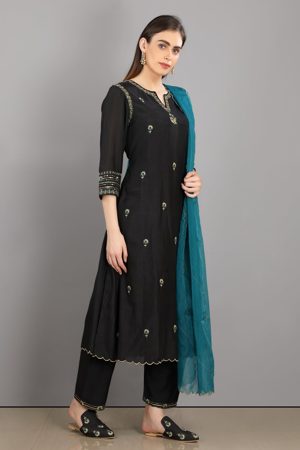 Nayan a v-neck kurta set