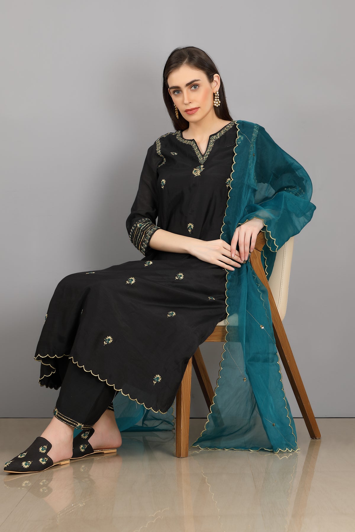 Nayan a v-neck kurta set