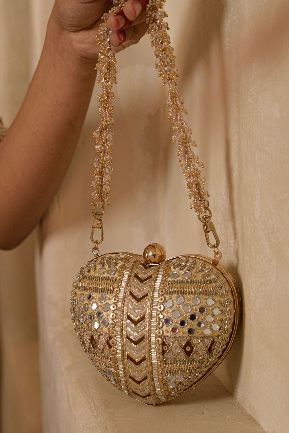Manzar Heart Clutch – Gold