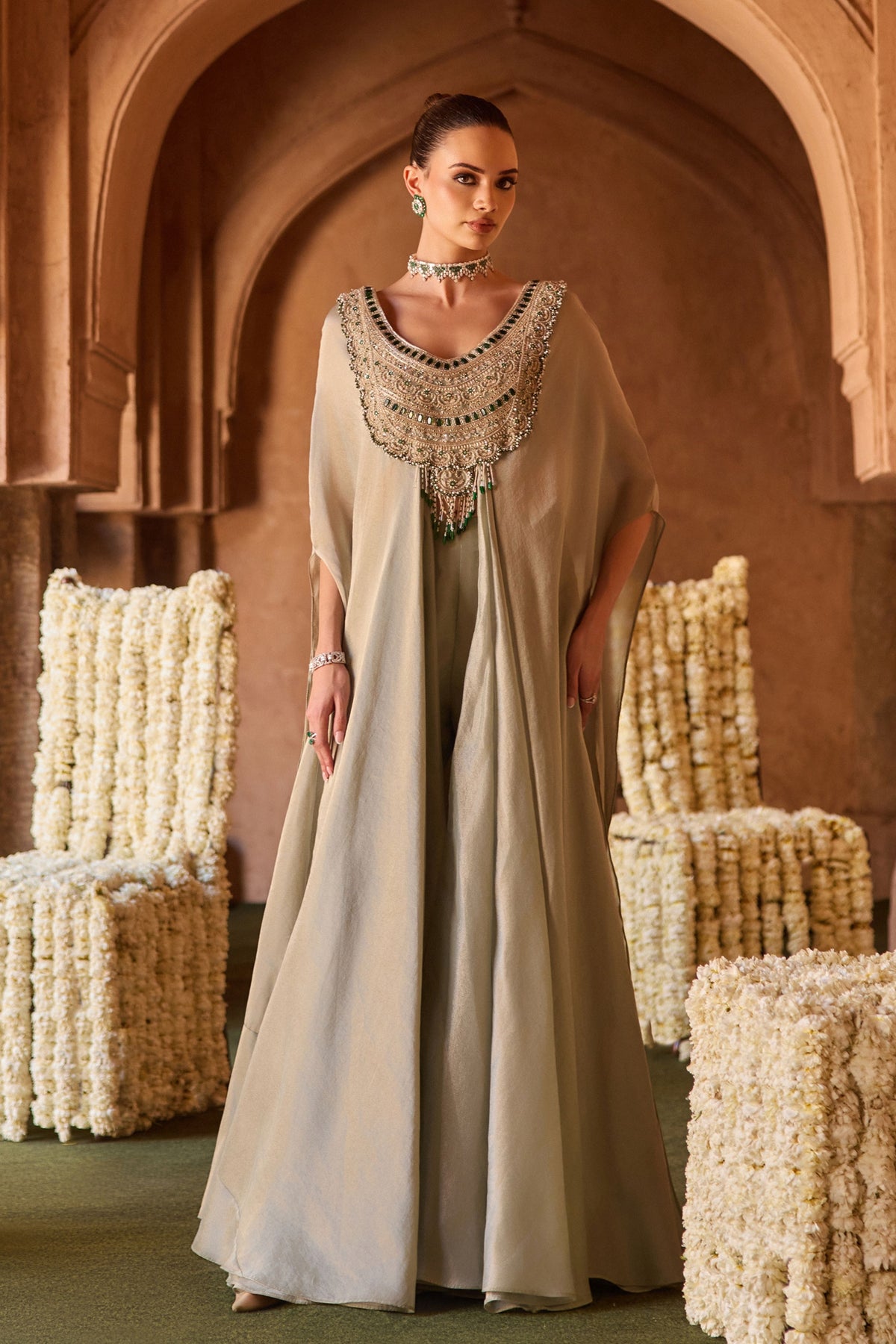 Tavreen Cape Set