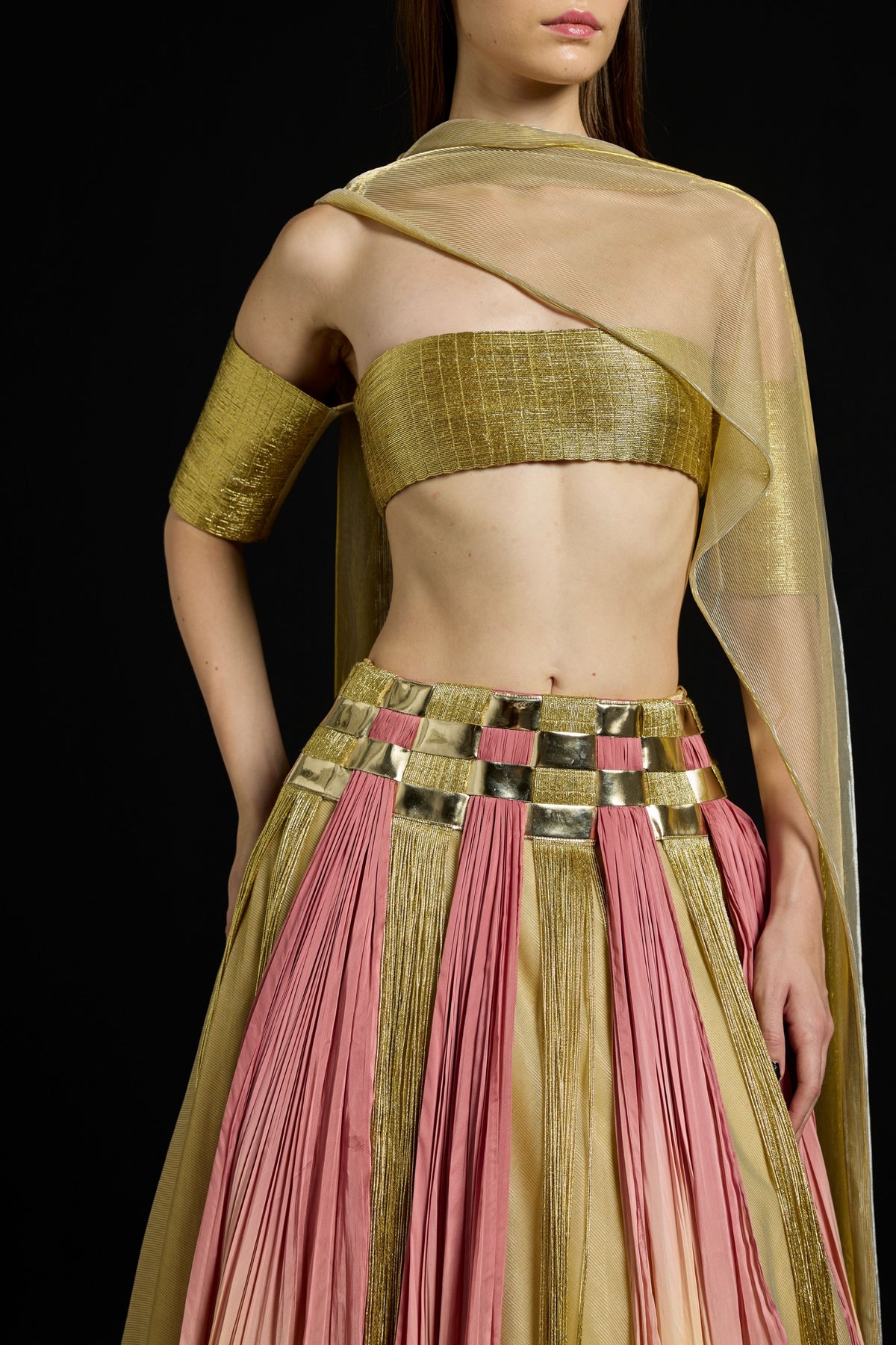Interwoven Gradient Metallic Ensemble