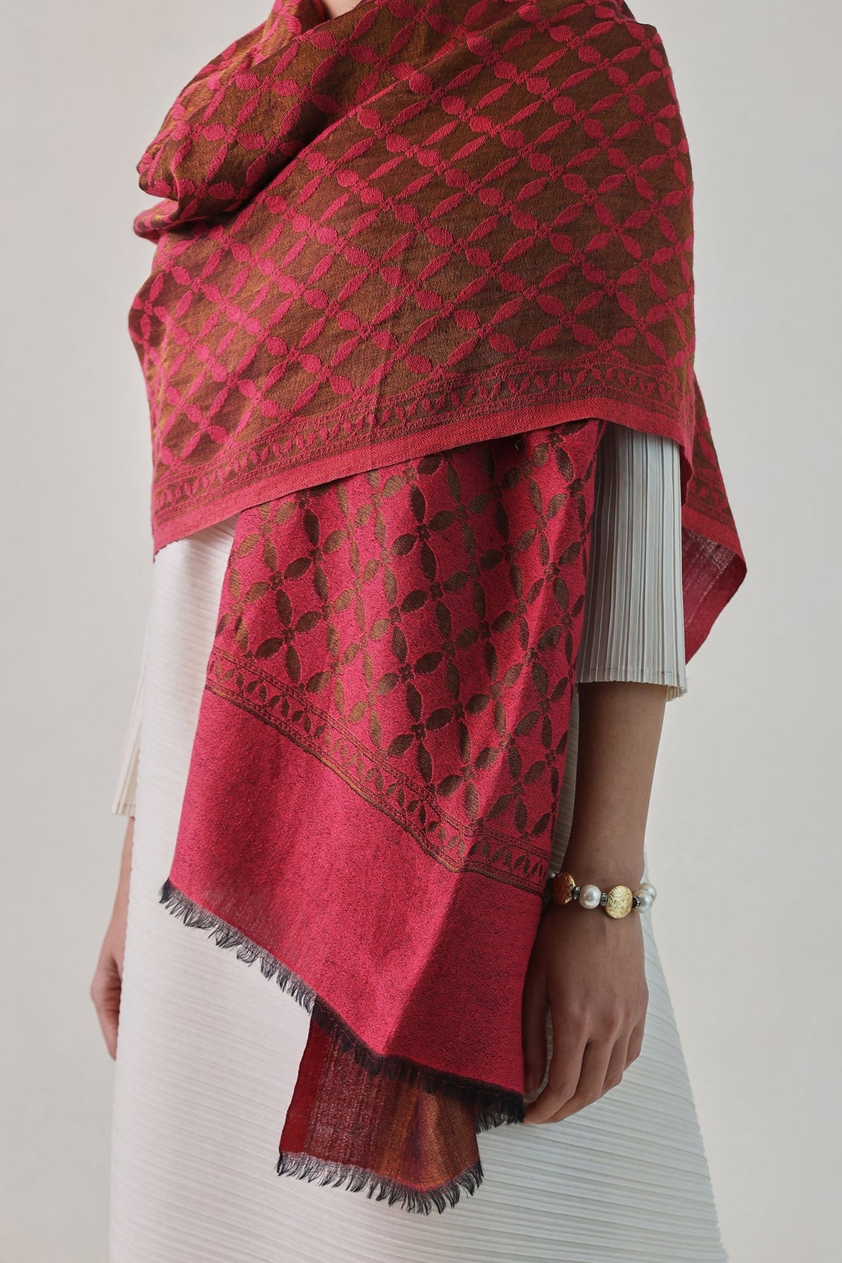 Tabbasum Reversible Zari Stole