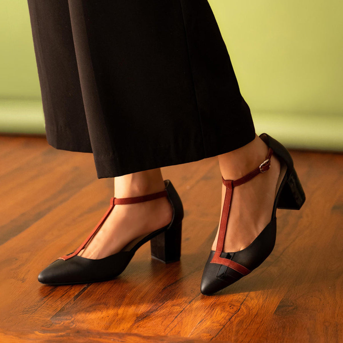 Black &amp; Rust 2.5 Inches Pointed Pumps