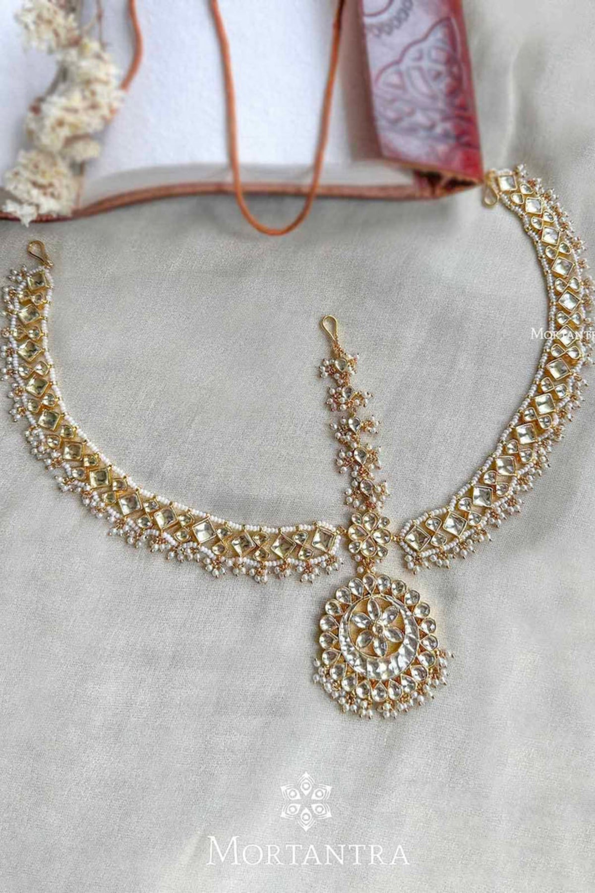 White Color Kundan Mathapatti
