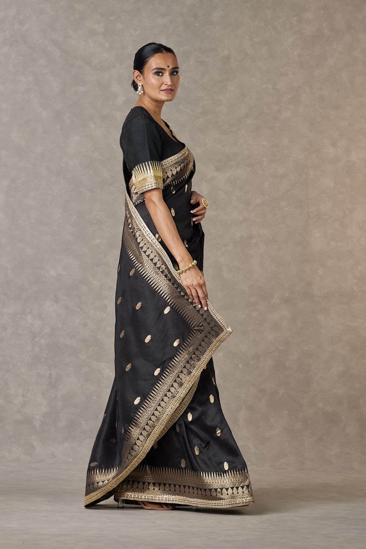 Black Haath Phool Saree