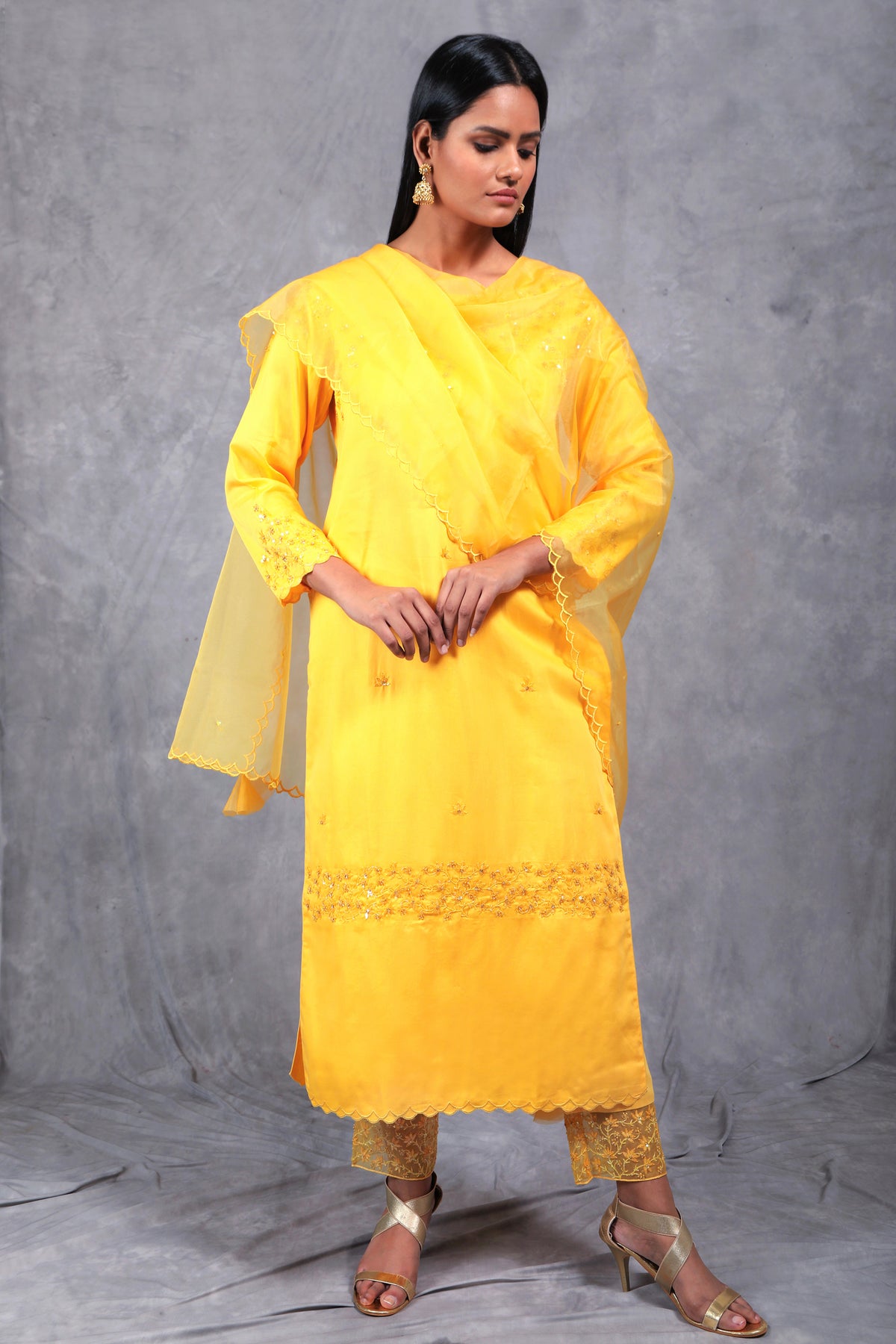 Nargis a round neck kurta set