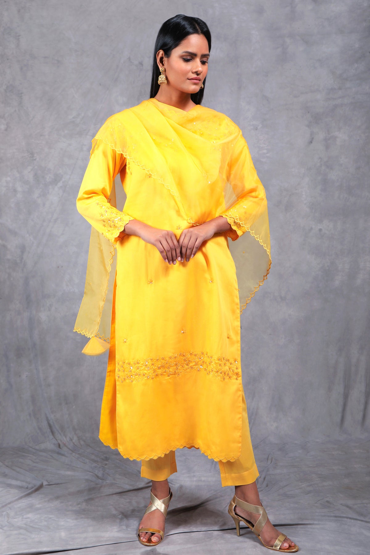 Nargis a round neck kurta set