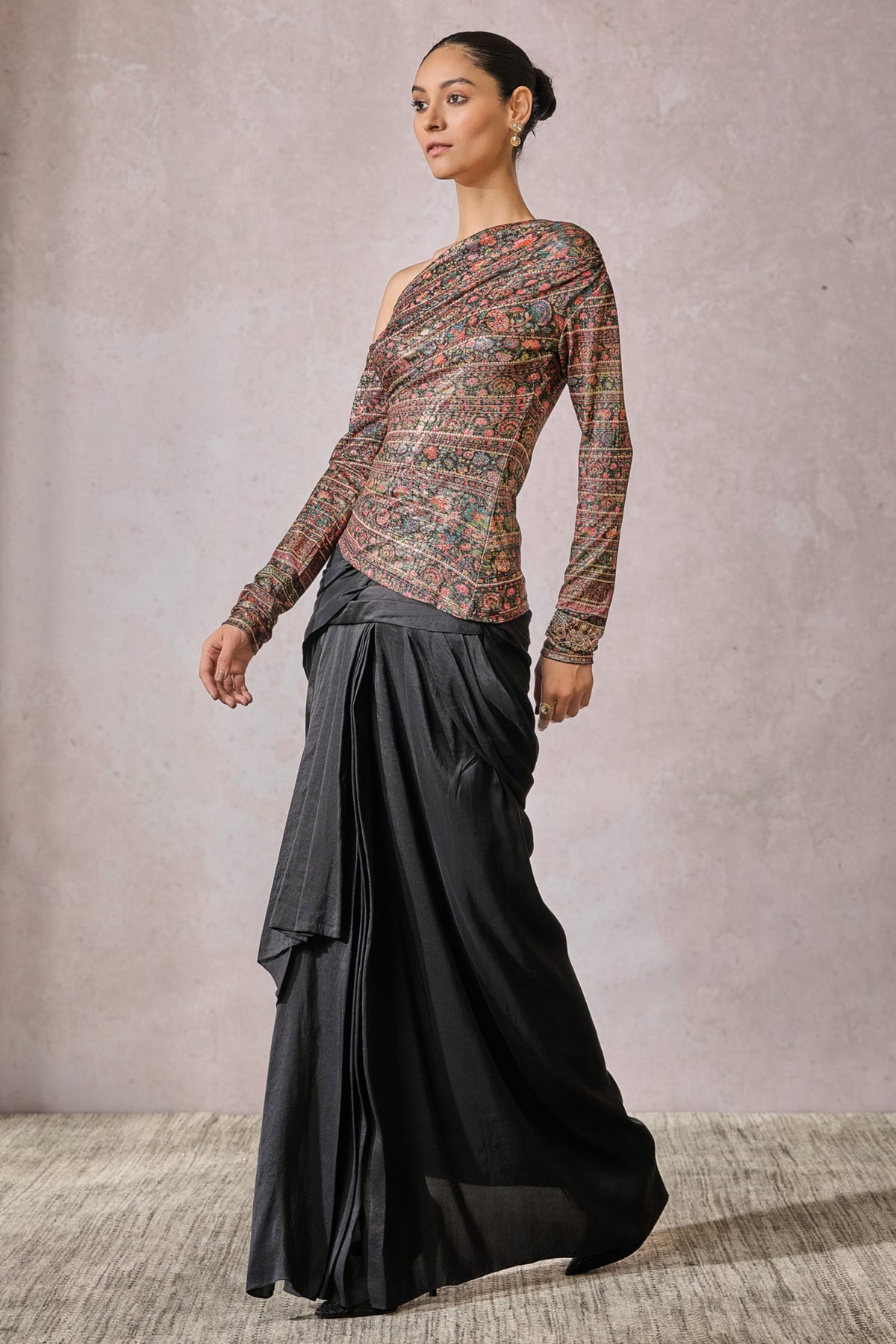 Black-multi  One-shoulder T-shirt.