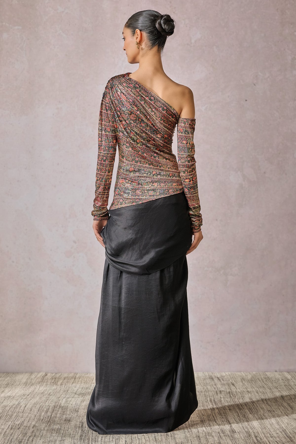 Black-multi  One-shoulder T-shirt.