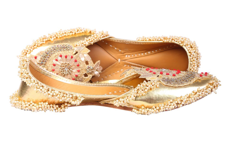Golden crown jutti