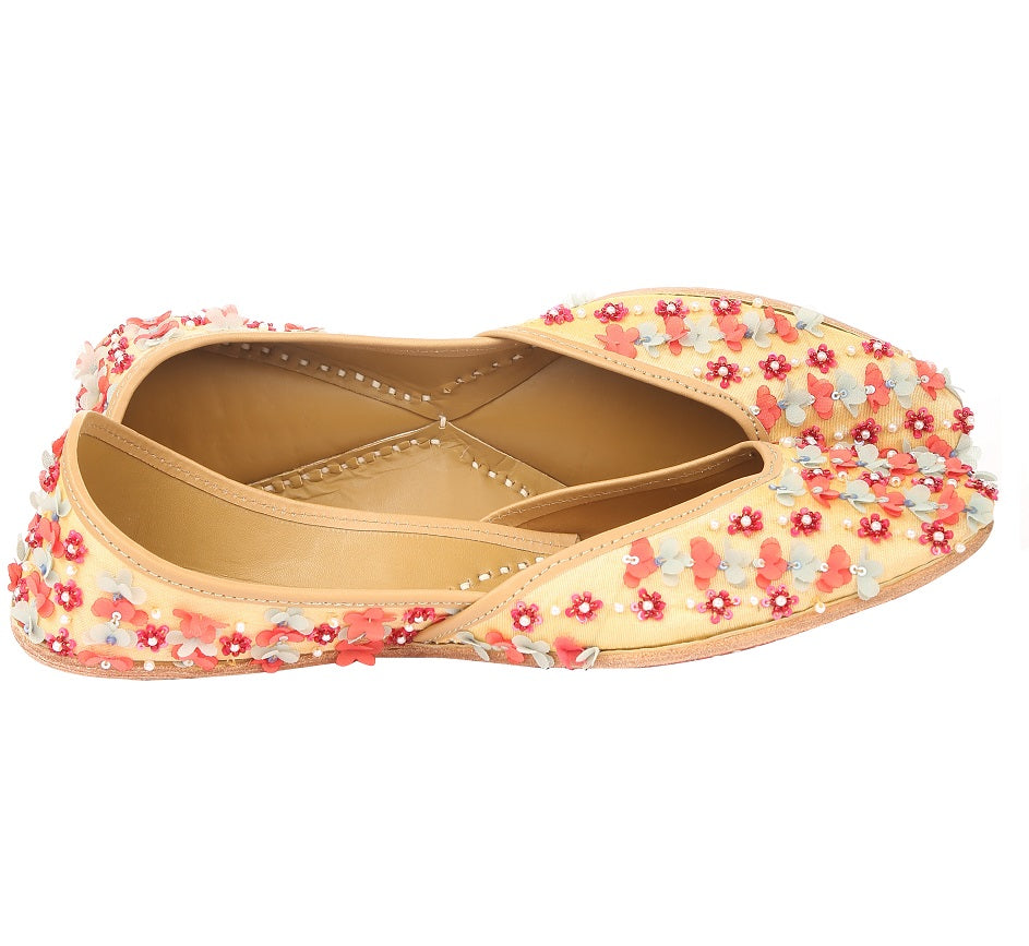 Silk jutti in light gold