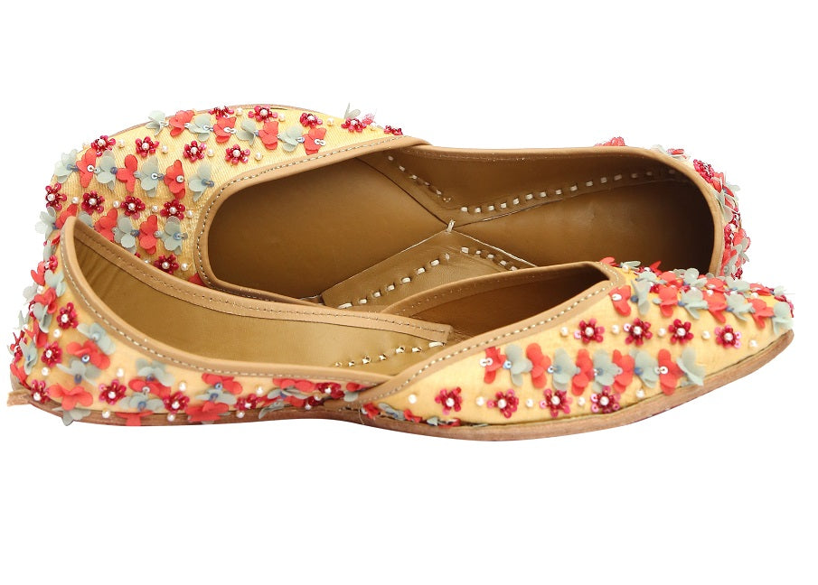 Silk jutti in light gold
